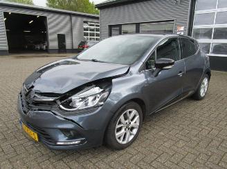 Schade scooter Renault Clio 0.9 TCE LIMITED 2018/10