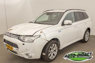 Schade scooter Mitsubishi Outlander 2.0 PHEV Instyle + Automaat 2013/12